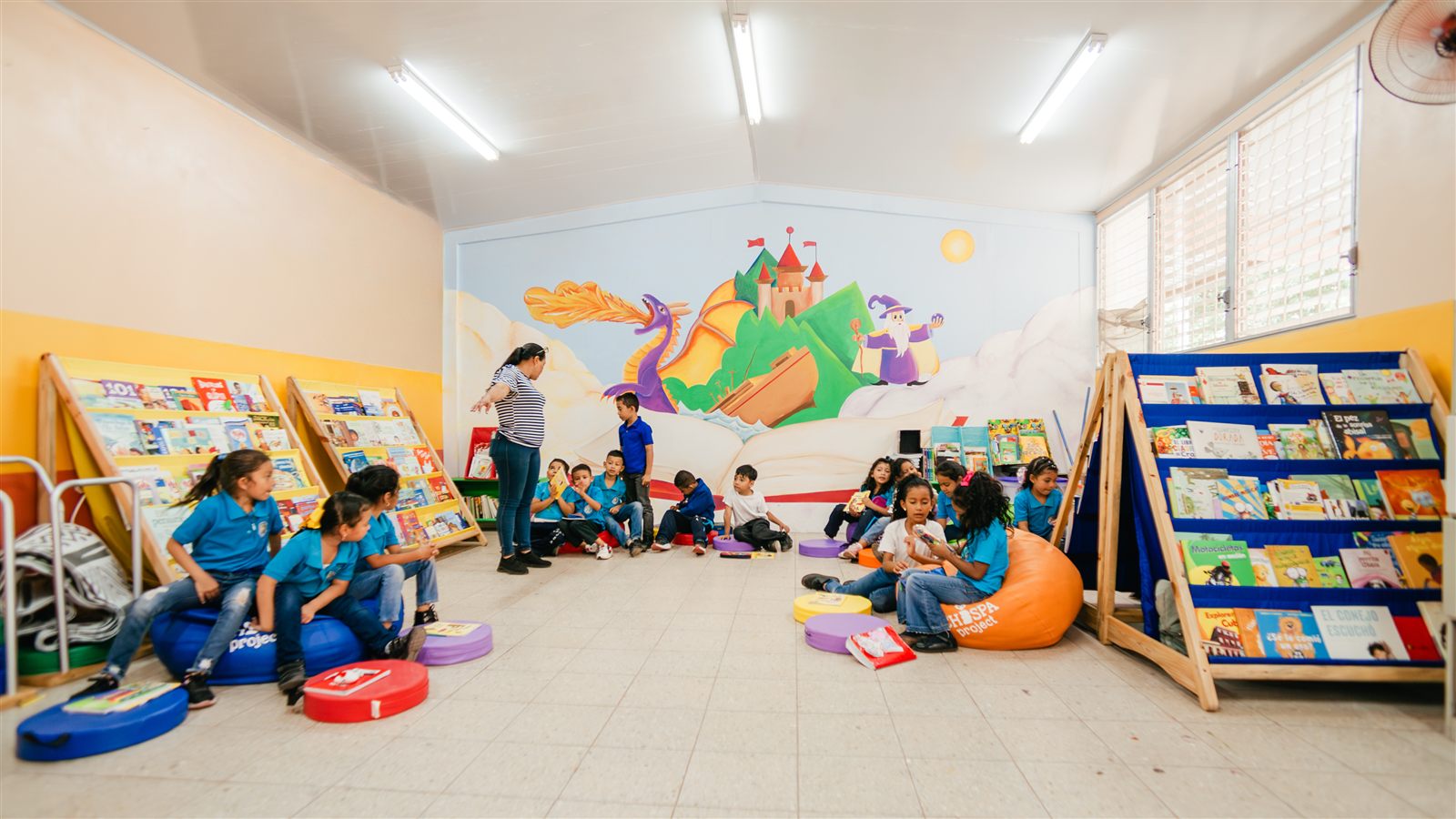 Chispa library with students